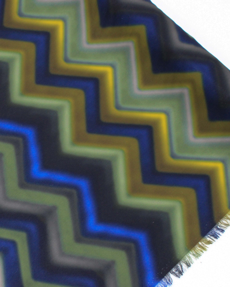 Tecido Crepe Salinas Italiano Listras Verticais Irregulares em Desfoque Colorido