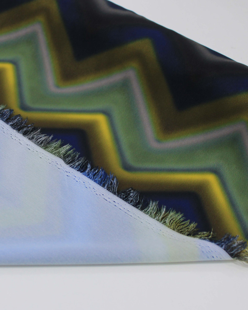 Tecido Crepe Salinas Italiano Listras Verticais Irregulares em Desfoque Colorido