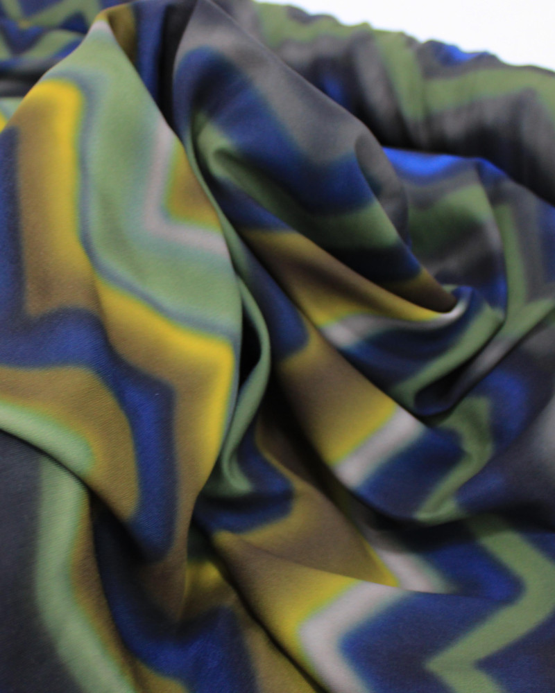 Tecido Crepe Salinas Italiano Listras Verticais Irregulares em Desfoque Colorido