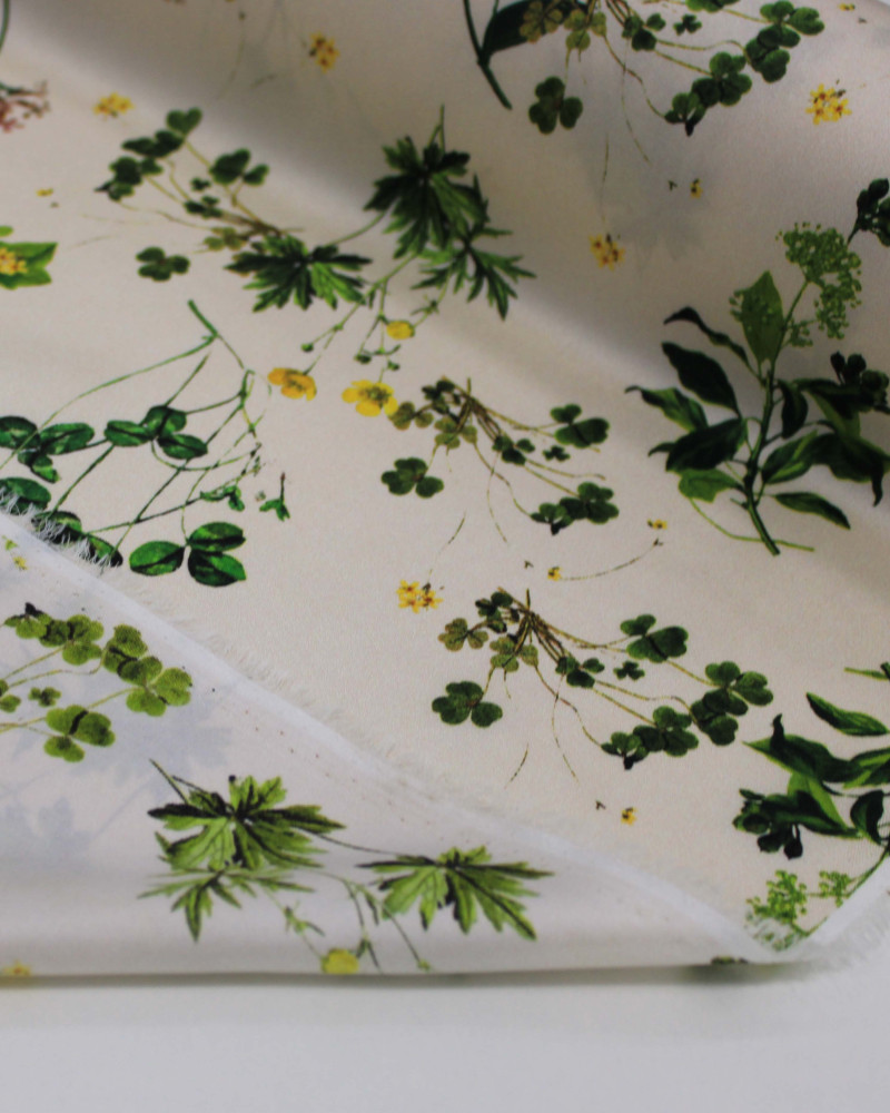 Tecido Crepe Silk Italiano Micro Ramos Florais e Folhas Colorido e Pérola