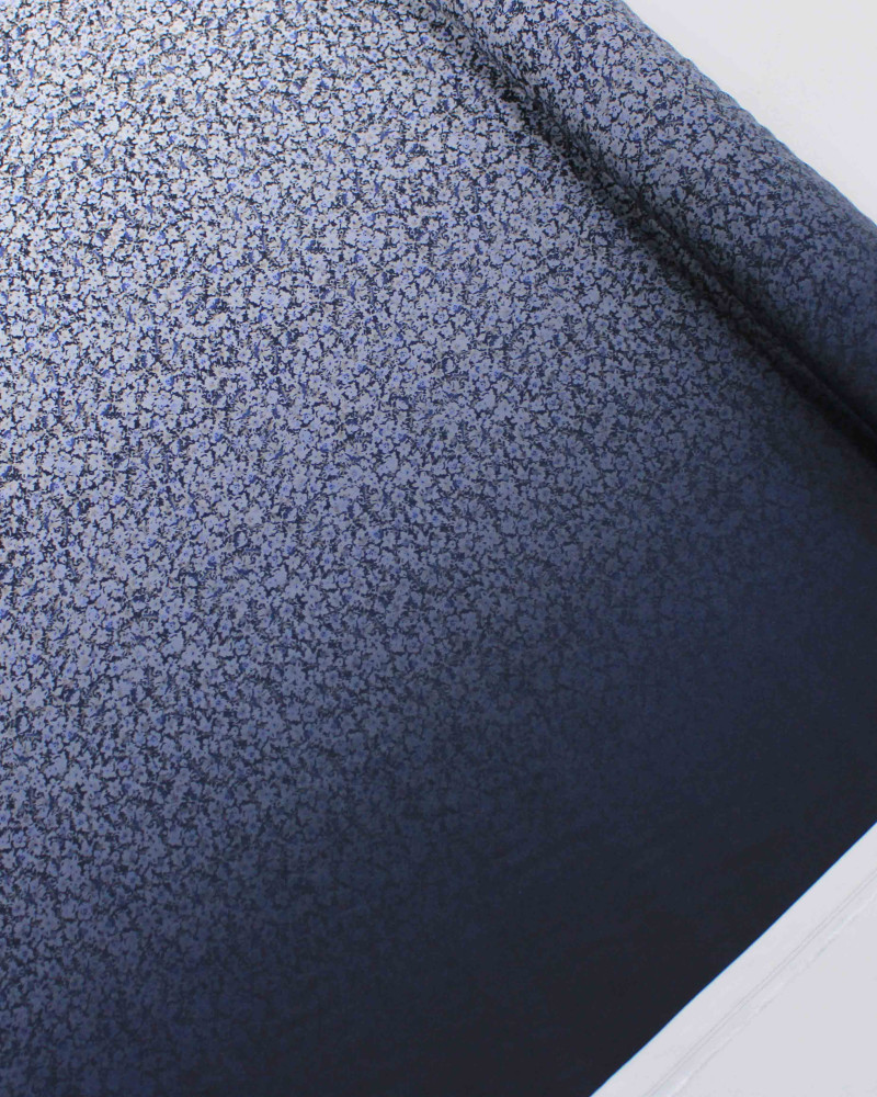 Tecido Viscose Acetinada Italiano Barrado em Degradê Micro Tapete Floral Branco e Preto