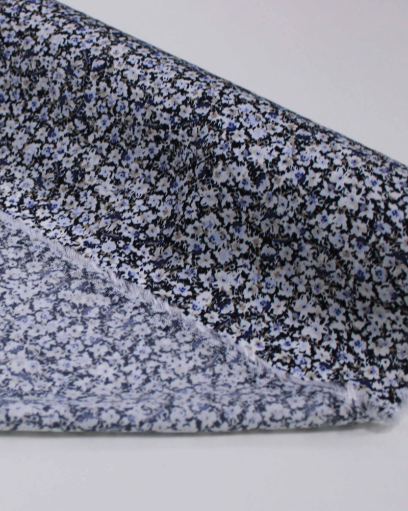 Tecido Viscose Acetinada Italiano Barrado em Degradê Micro Tapete Floral Branco e Preto