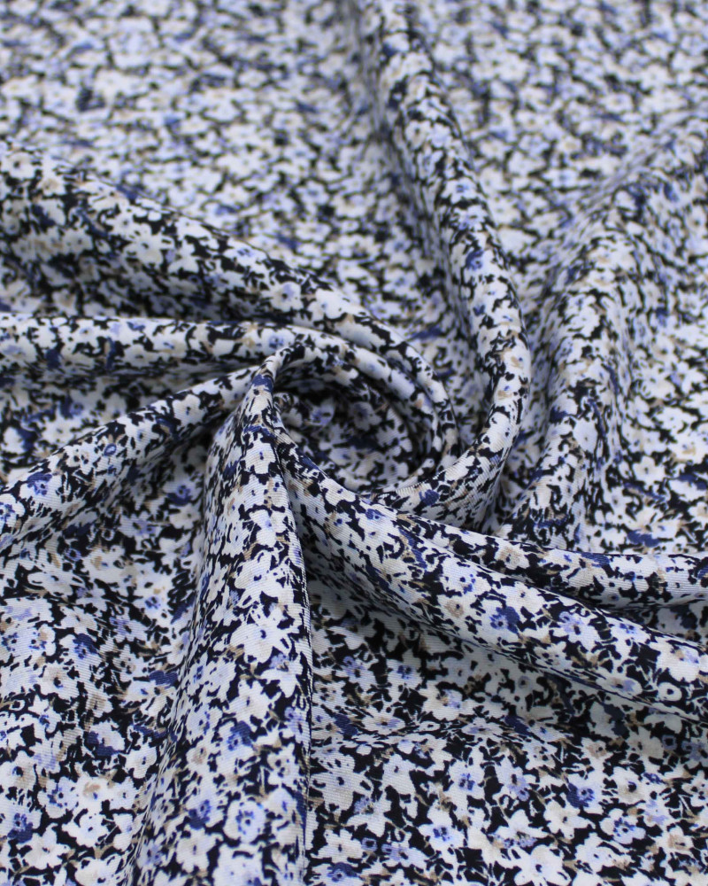 Tecido Viscose Acetinada Italiano Barrado em Degradê Micro Tapete Floral Branco e Preto