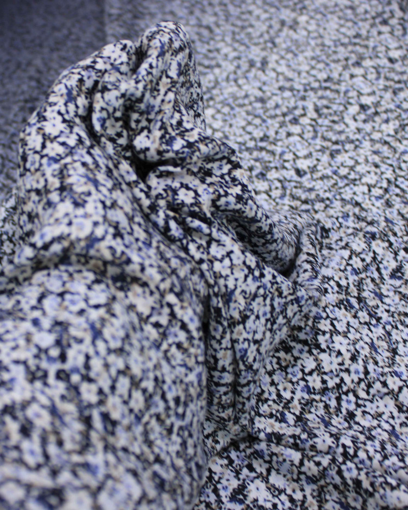 Tecido Viscose Acetinada Italiano Barrado em Degradê Micro Tapete Floral Branco e Preto