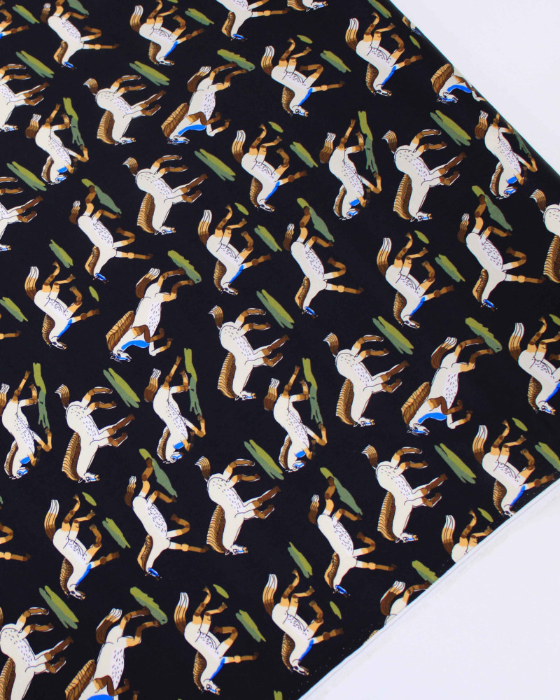 Tecido Viscose Acetinada Italiano Estampa Cavalos Coloridos e Preto