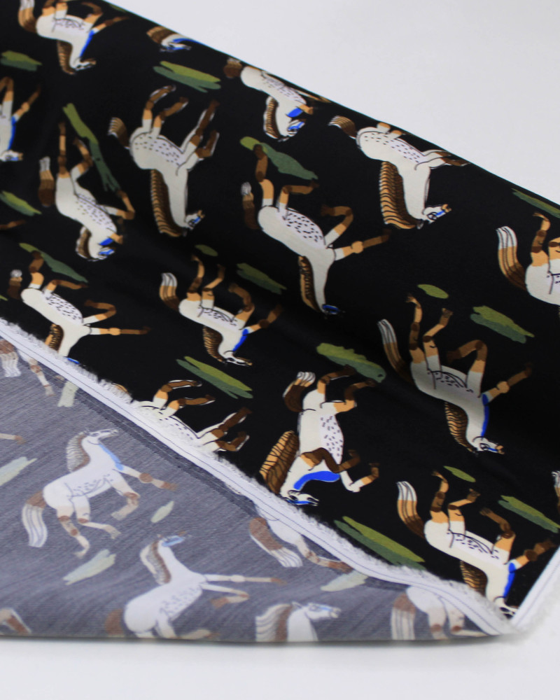 Tecido Viscose Acetinada Italiano Estampa Cavalos Coloridos e Preto