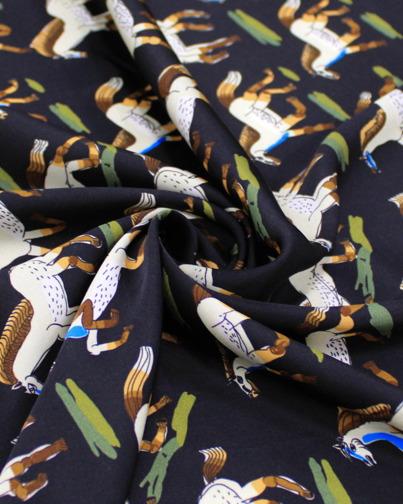 Tecido Viscose Acetinada Italiano Estampa Cavalos Coloridos e Preto