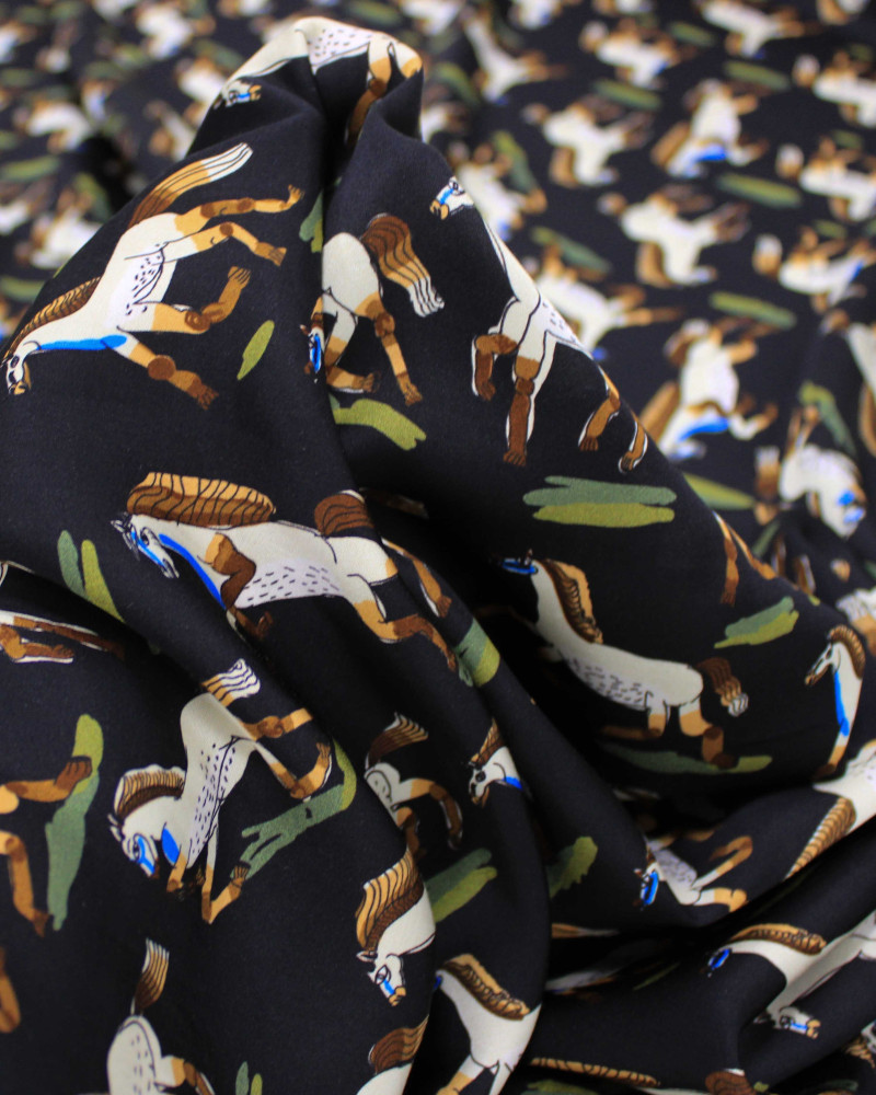 Tecido Viscose Acetinada Italiano Estampa Cavalos Coloridos e Preto
