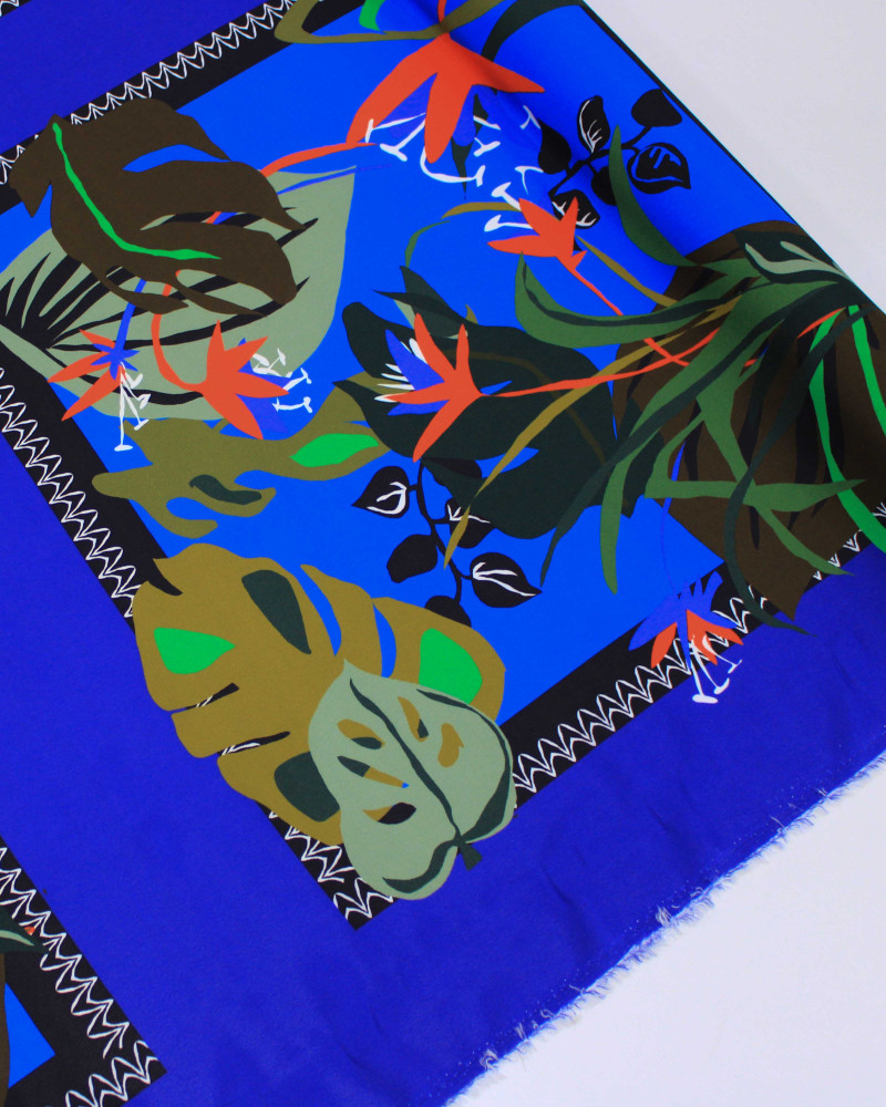 Tecido Crepe Koshibo Leve Italiano Estampa Lenço Macro Folhas Colorido e Tons de Azul