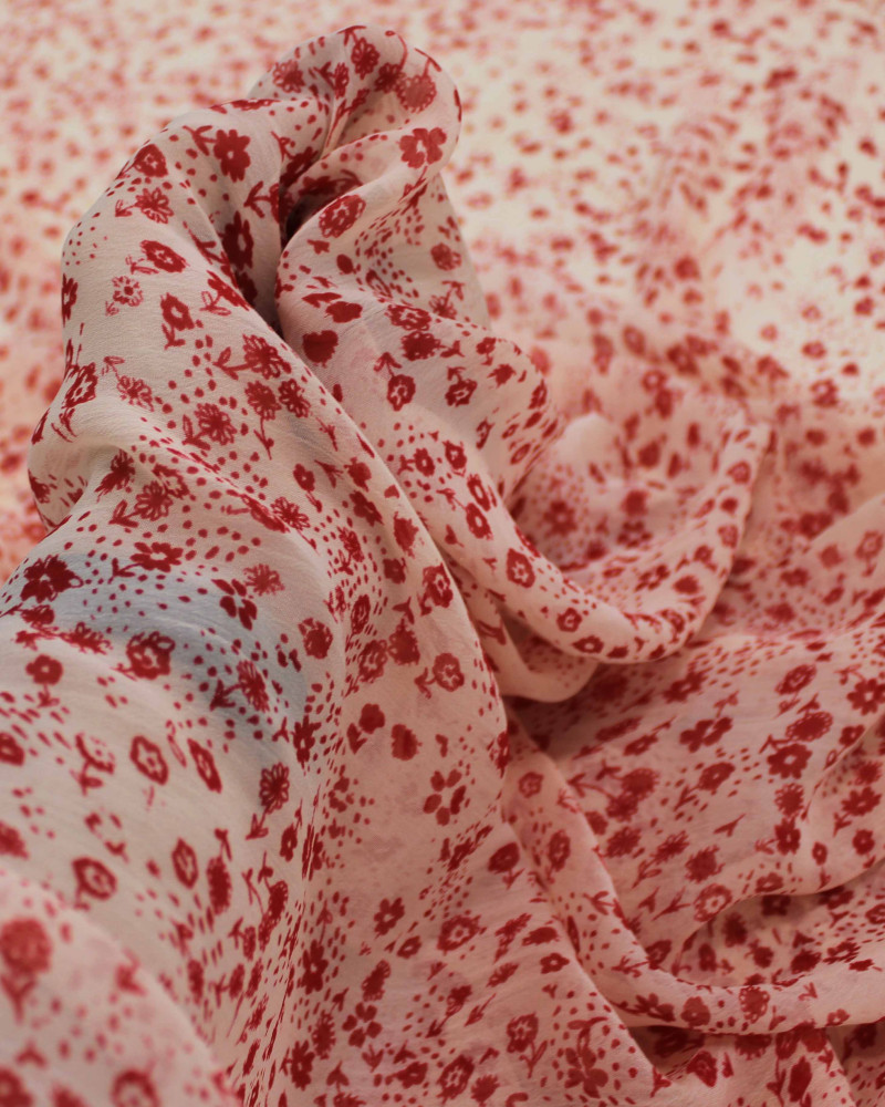 Tecido Crepe Chiffon Italiano Micro Tapete Floral Vermelho e Creme