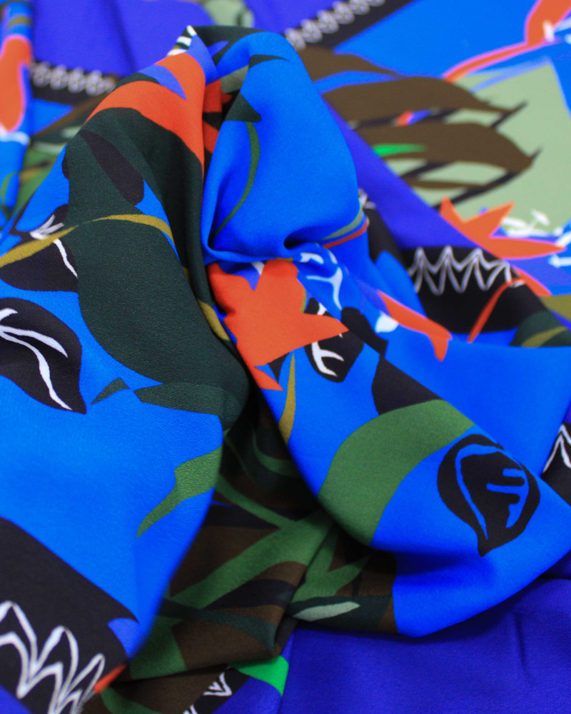 Tecido Crepe Koshibo Leve Italiano Estampa Lenço Macro Folhas Colorido e Tons de Azul