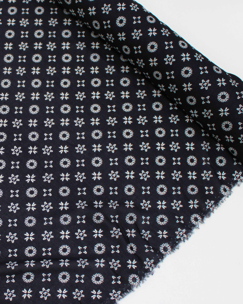 Tecido Viscose Fina Italiano Micro Estampa Letra "A" Branco e Preto