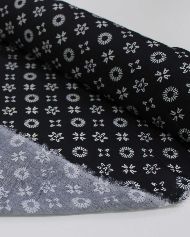 Tecido Viscose Fina Italiano Micro Estampa Letra "A" Branco e Preto