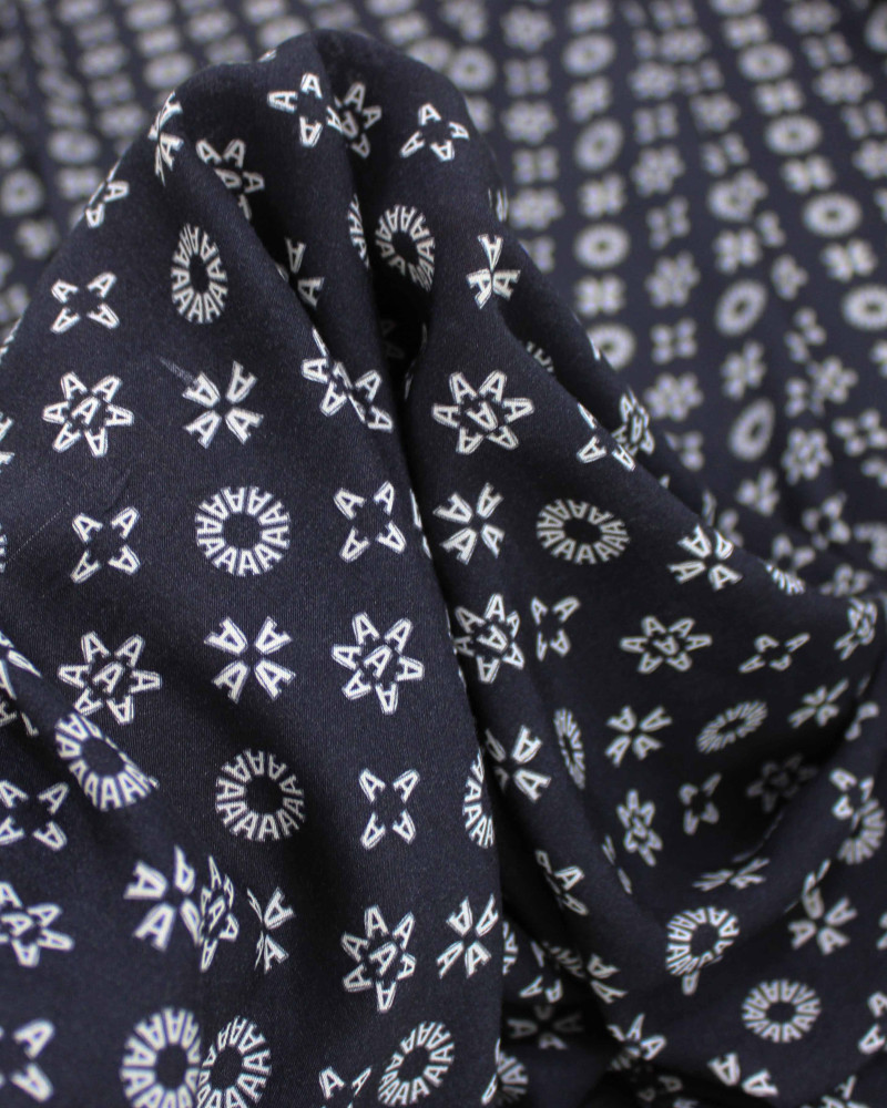 Tecido Viscose Fina Italiano Micro Estampa Letra "A" Branco e Preto