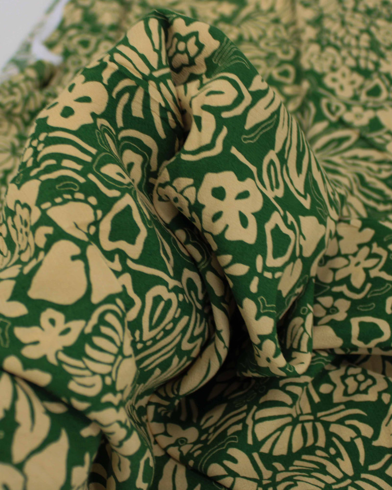 Tecido Crepe de Viscose Italiano Folhas Abstratas Creme e Verde Oliva