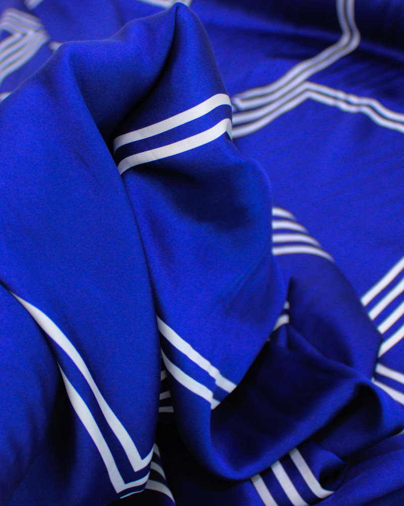 Tecido Viscose Acetinada Italiano Macro Geométricos Branco e Azul Marinho