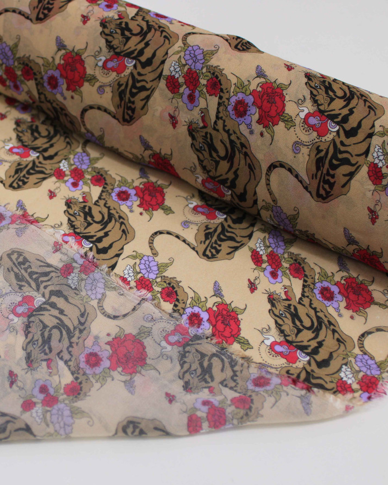 Tecido Crepe Chiffon Italiano Tigres e Flores Colorido e Bege