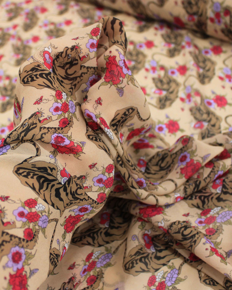 Tecido Crepe Chiffon Italiano Tigres e Flores Colorido e Bege