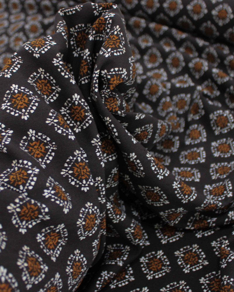 Tecido Viscose Fina Italiano Micro Estampa Geométrica Marrom, Branco e Preto