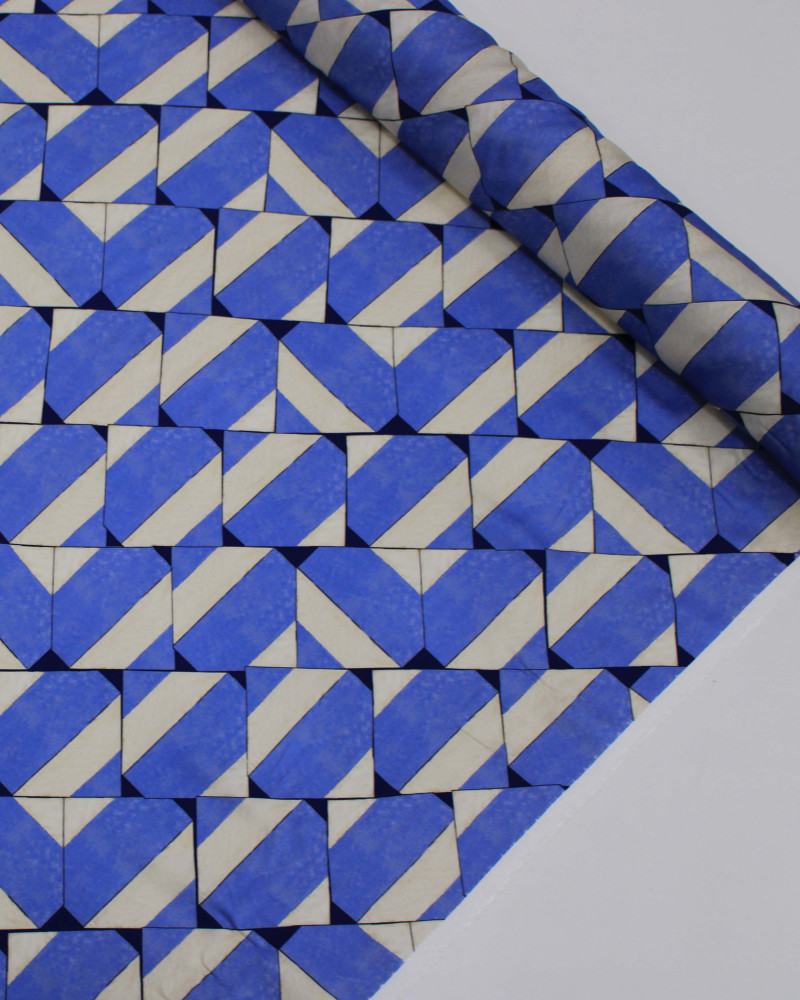 Tecido Viscose Italiano Estampa Geométrica Irregular Offwhite e Azul Índigo