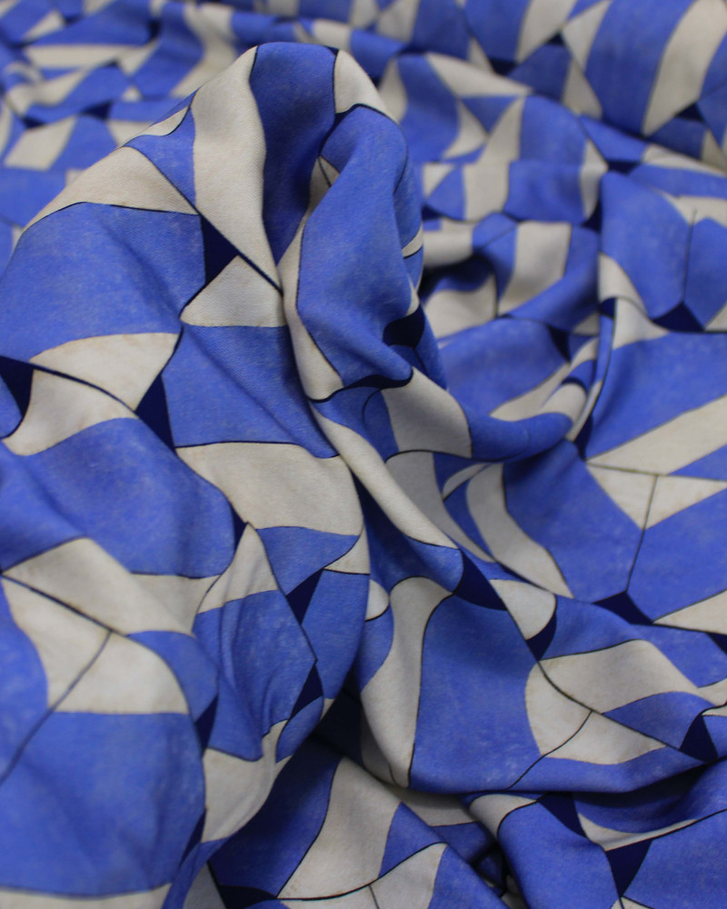 Tecido Viscose Italiano Estampa Geométrica Irregular Offwhite e Azul Índigo