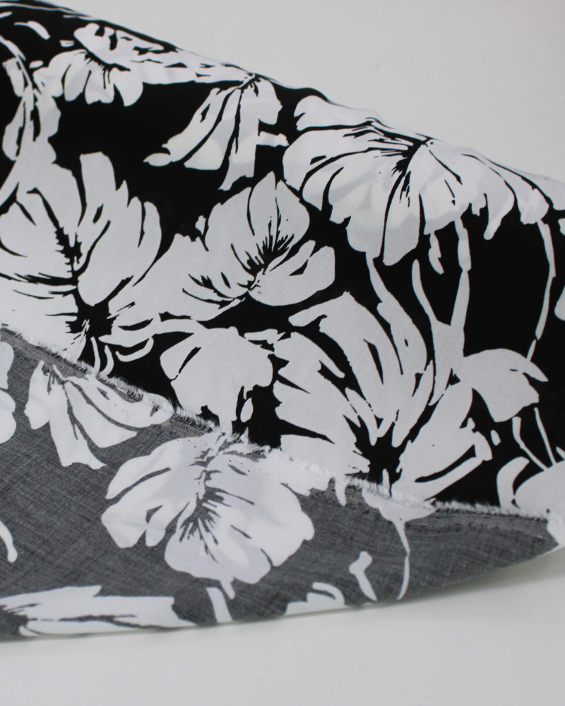 Tecido Viscose Italiano Barrado Macro Folhas Verde, Branco e Preto