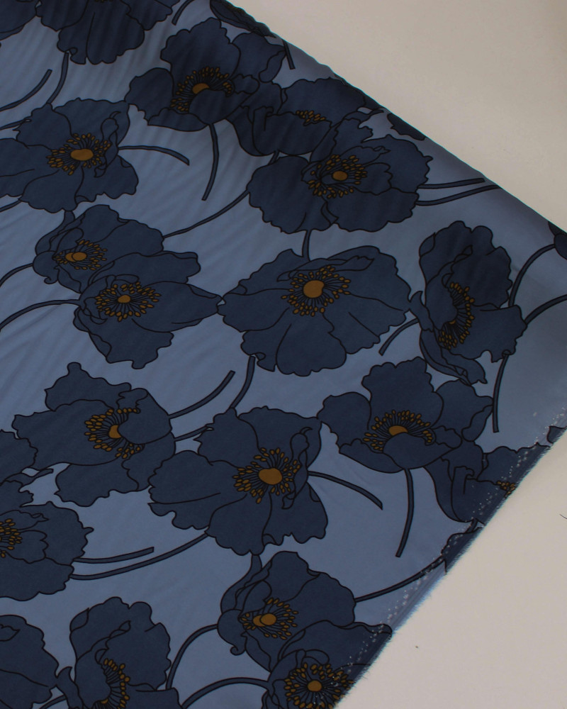 Tecido Viscose Acetinada Italiano Macro Flores Tons de Cinza