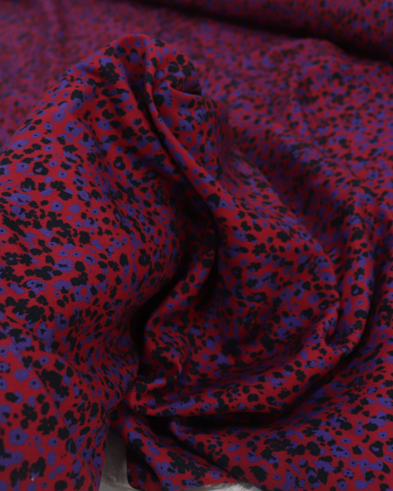 Tecido Viscose Sarjada Italiano Micro Floral Abstrato Roxo, Preto e Vermelho
