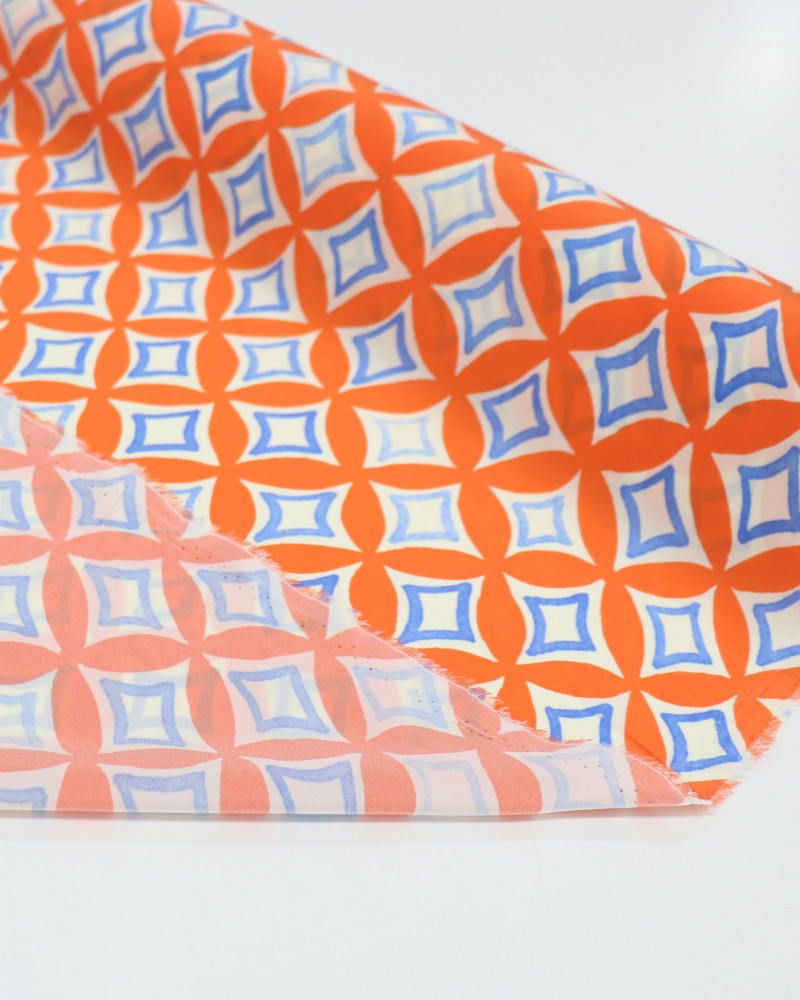 Tecido Crepe Salinas Italiano Estampa Geométrica Irregular Offwhite, Tons de Azul e Laranja
