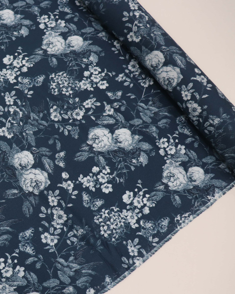 Tecido Viscose Italiano Ramos Florais Branco e Azul Petróleo