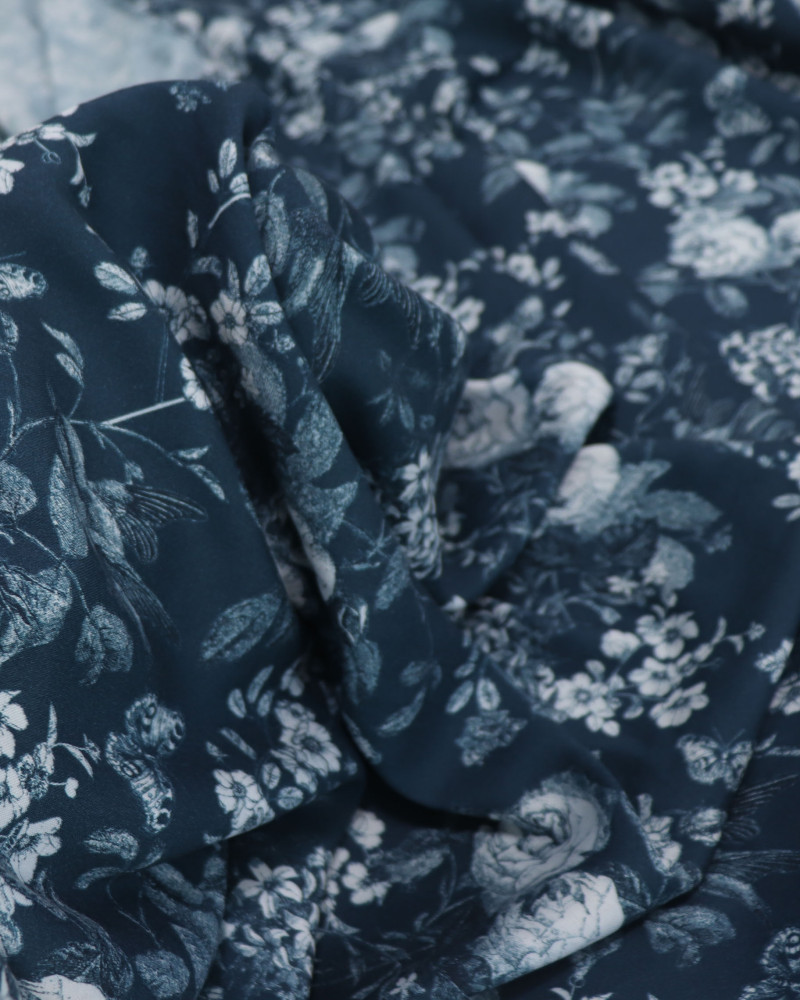 Tecido Viscose Italiano Ramos Florais Branco e Azul Petróleo