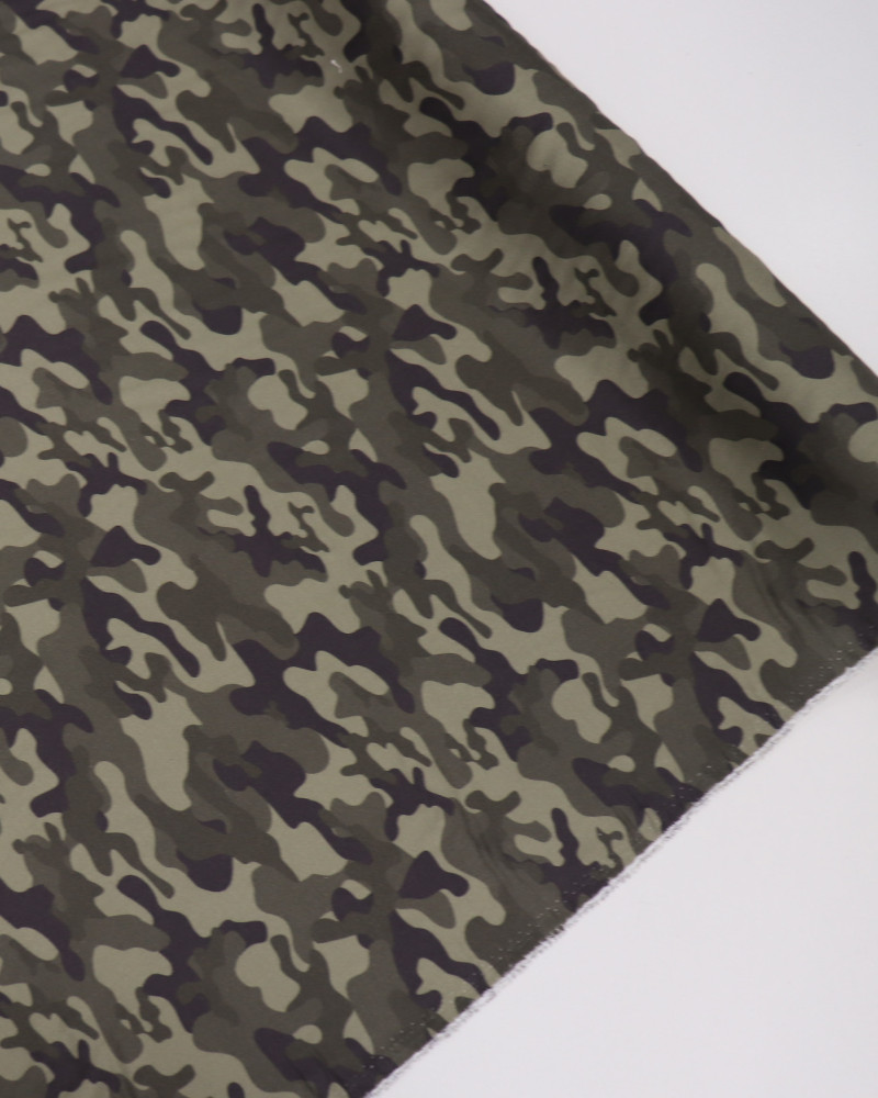 Tecido Viscose Sarjada Camuflado Preto e Tons de Verde