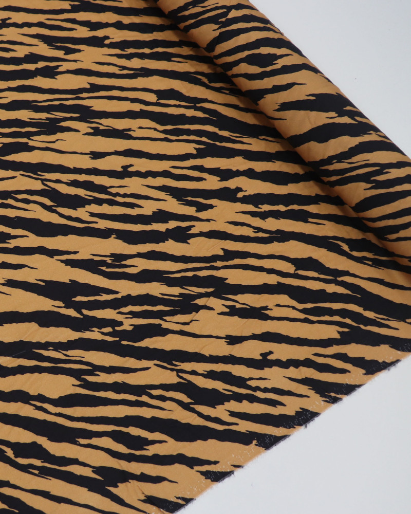 Tecido Viscose Sarjada Italiano Animal Print Preto e Caramelo