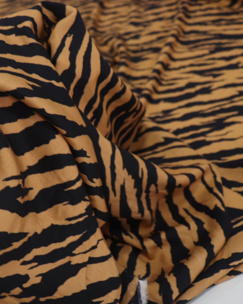 Tecido Viscose Sarjada Italiano Animal Print Preto e Caramelo