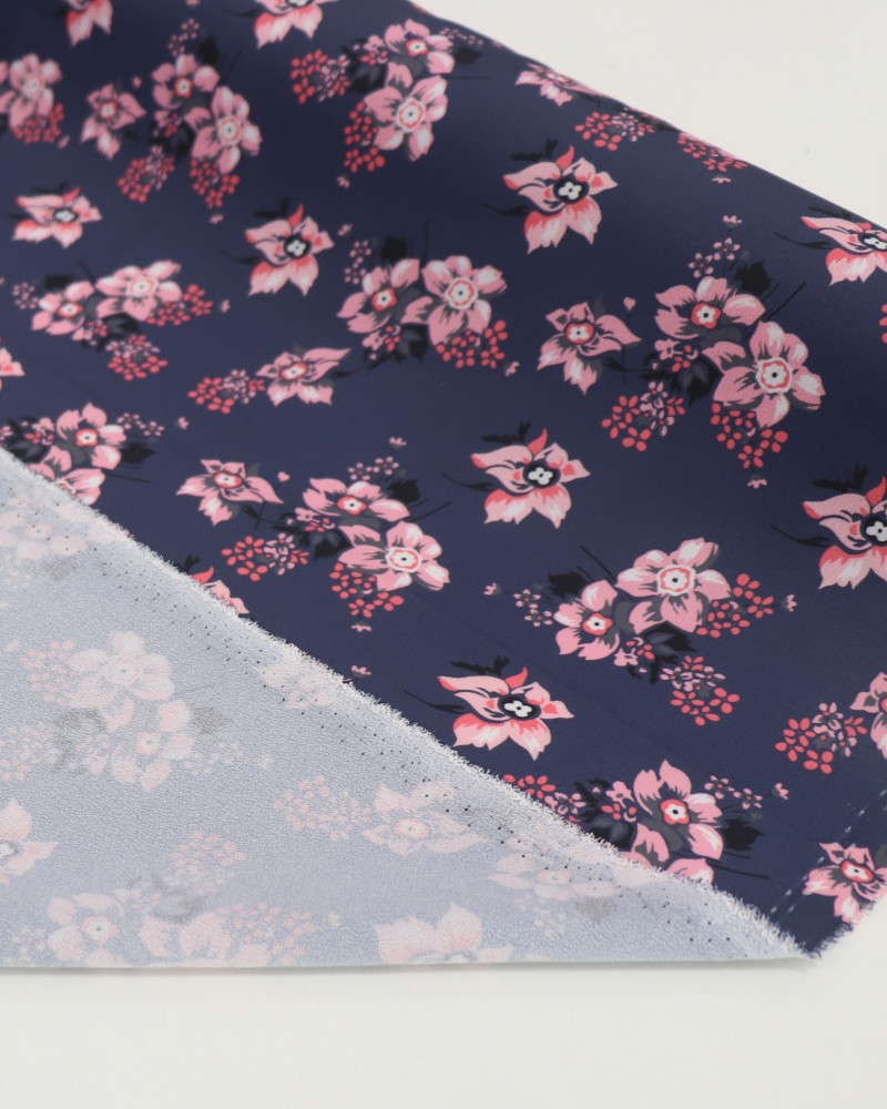 Tecido Crepe de Viscose Italiano Campo de Flores Rosa e Cinza Grafite