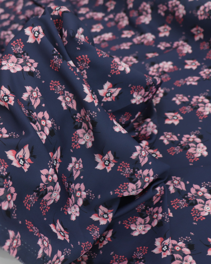 Tecido Crepe de Viscose Italiano Campo de Flores Rosa e Cinza Grafite