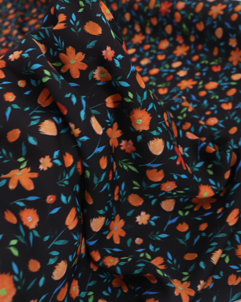 Tecido Crepe Koshibo Leve Italiano Campo de Flores Laranja e Preto