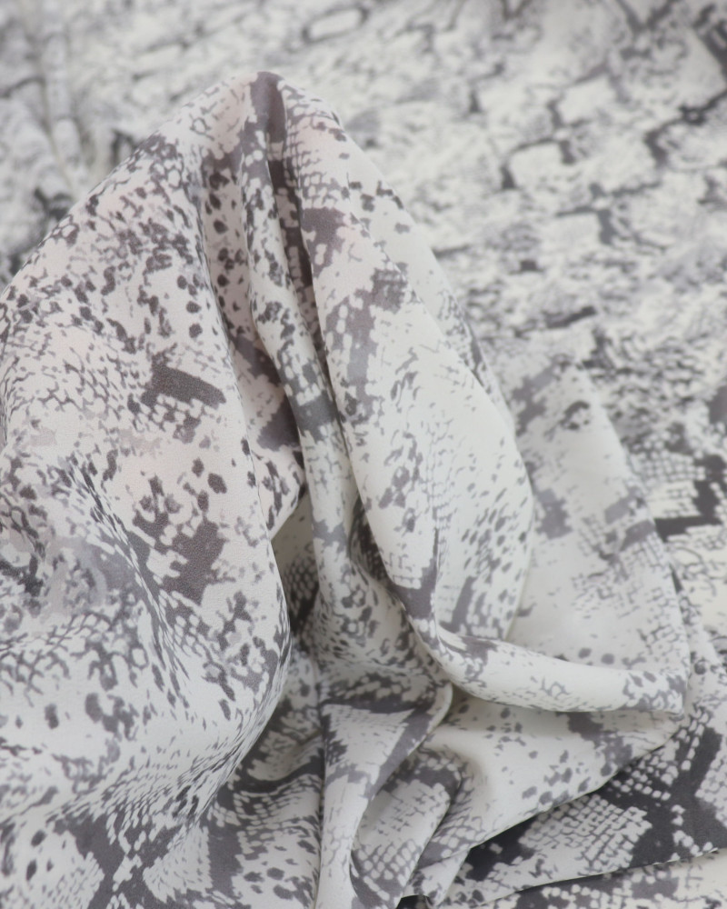 Tecido Crepe Koshibo Leve Italiano Animal Print Tons de Cinza