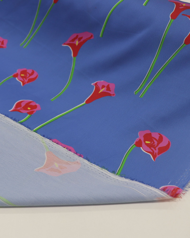Tecido Crepe Silk Macro Flores Vermelho, Verde e Azul