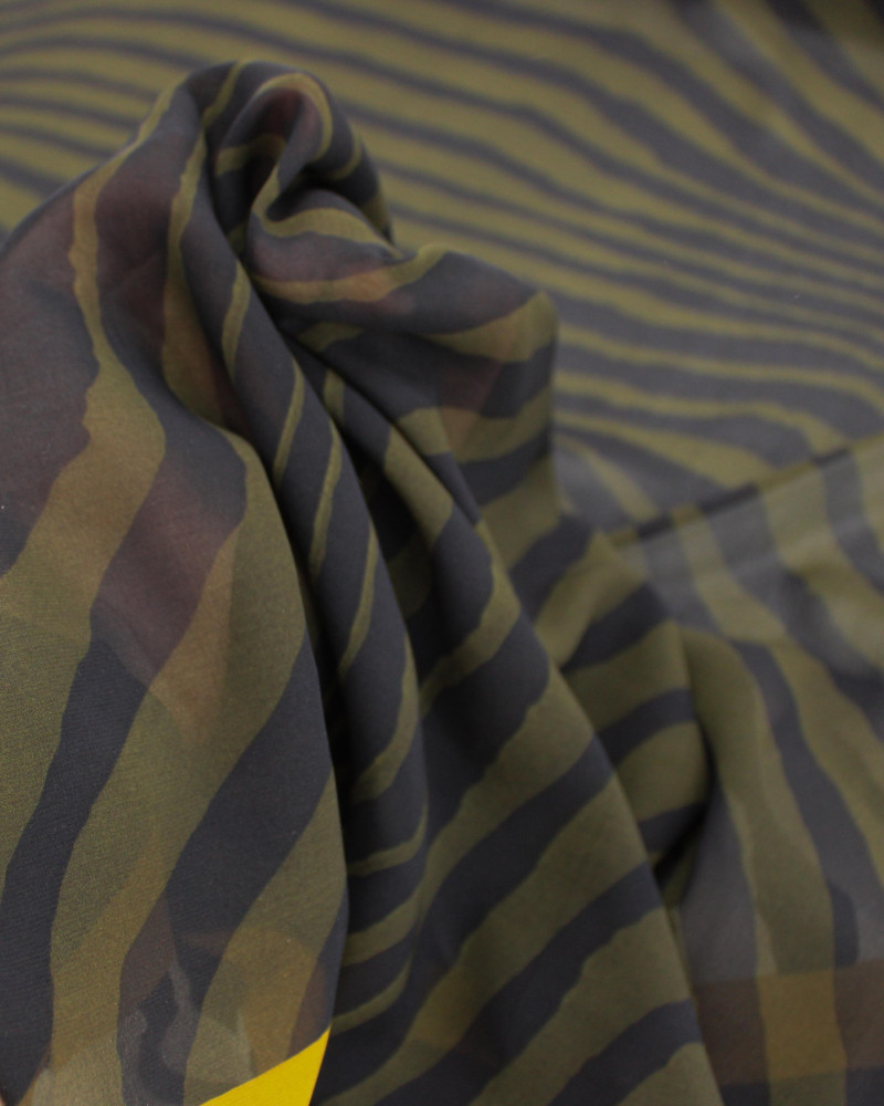 Tecido Crepe Chiffon Italiano Barrado Animal Print Creme, Preto e Verde Militar
