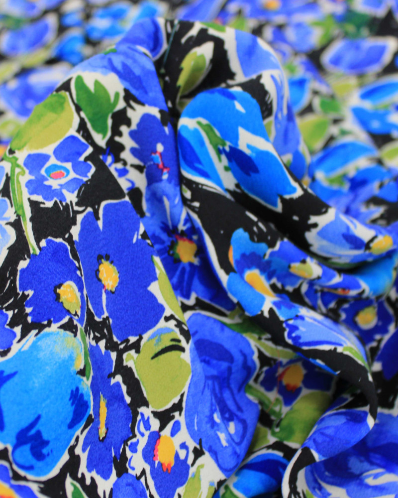 Tecido Crepe de Viscose Italiano Pintura Floral Verde, Tons de Azul e Preto