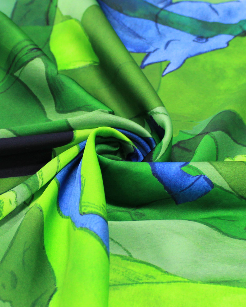 Tecido Crepe Silk Italiano Cavalos em Rascunho Sobrepostos Azul e Tons de Verde