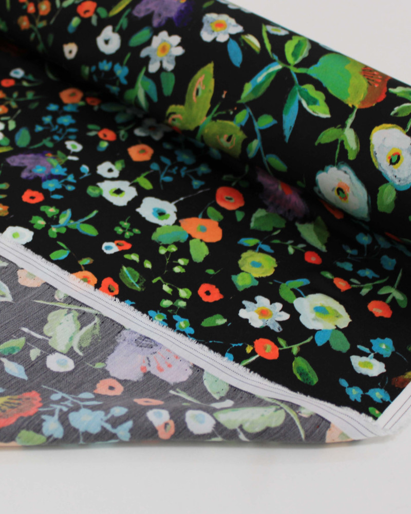 Tecido Viscose Acetinada Italiano Campo Floral Colorido e Preto