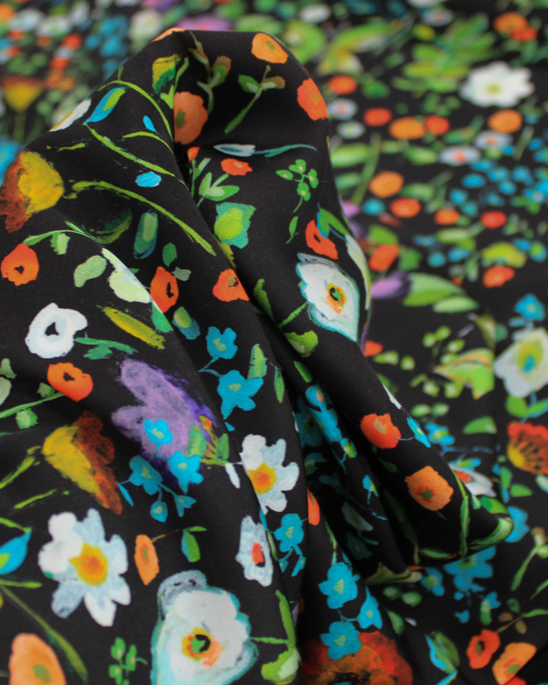 Tecido Viscose Acetinada Italiano Campo Floral Colorido e Preto