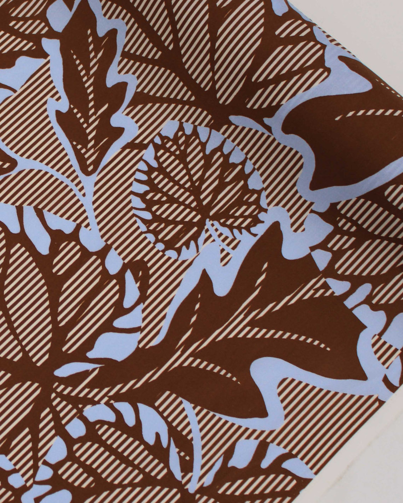 Tecido Tricoline com Elastano Italiano Macro Folhas em Listras Creme e Marrom