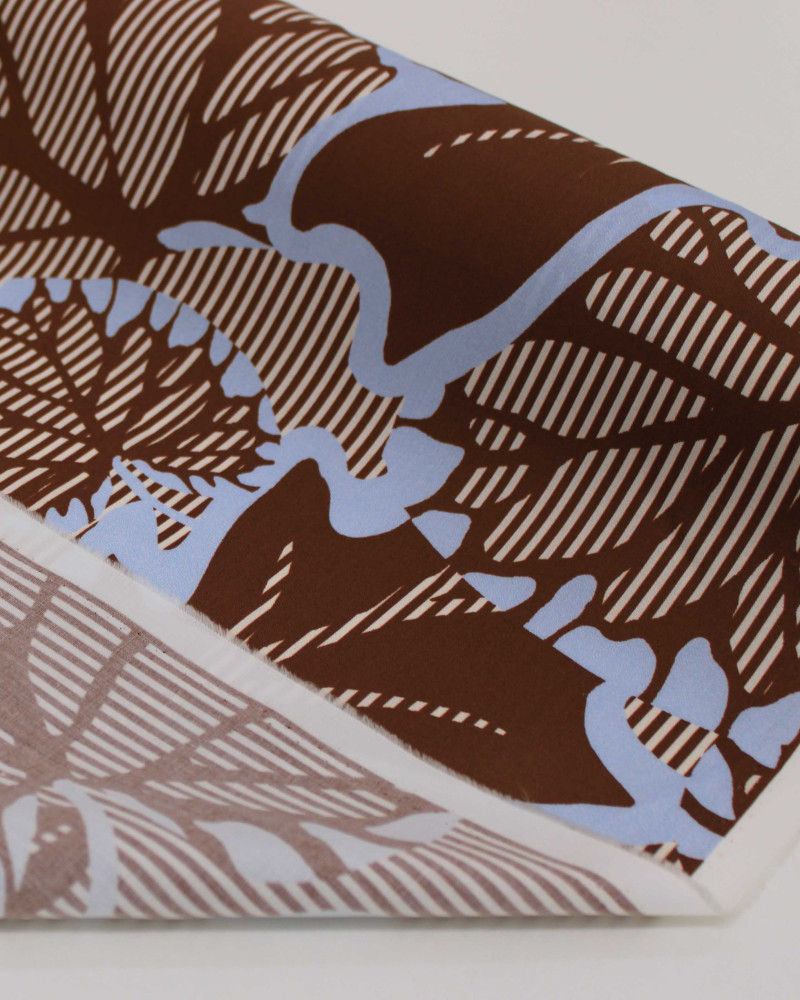 Tecido Tricoline com Elastano Italiano Macro Folhas em Listras Creme e Marrom