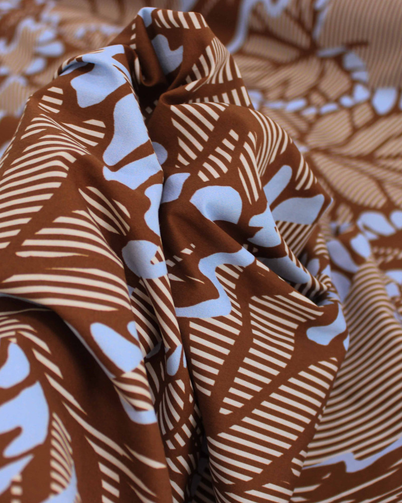 Tecido Tricoline com Elastano Italiano Macro Folhas em Listras Creme e Marrom