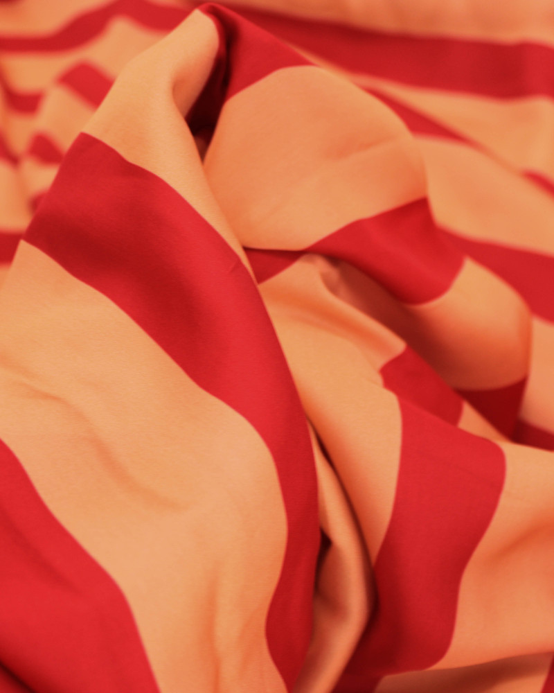 Tecido Viscose Acetinada Italiano Listras Verticais Salmão e Vermelho