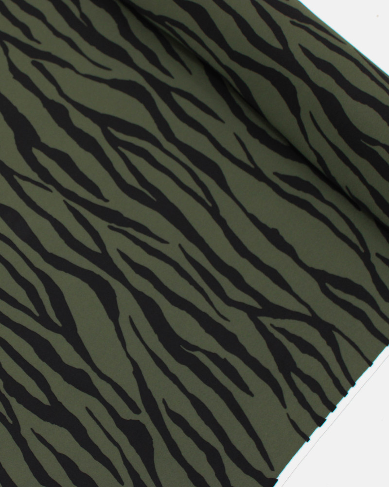 Tecido Crepe de Viscose Italiano Animal Print Preto e Verde Alcaparra