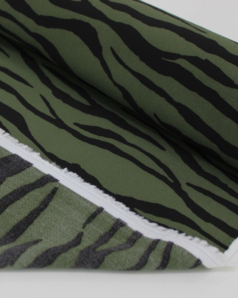 Tecido Crepe de Viscose Italiano Animal Print Preto e Verde Alcaparra